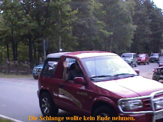 die Schlange nimmt kein Ende